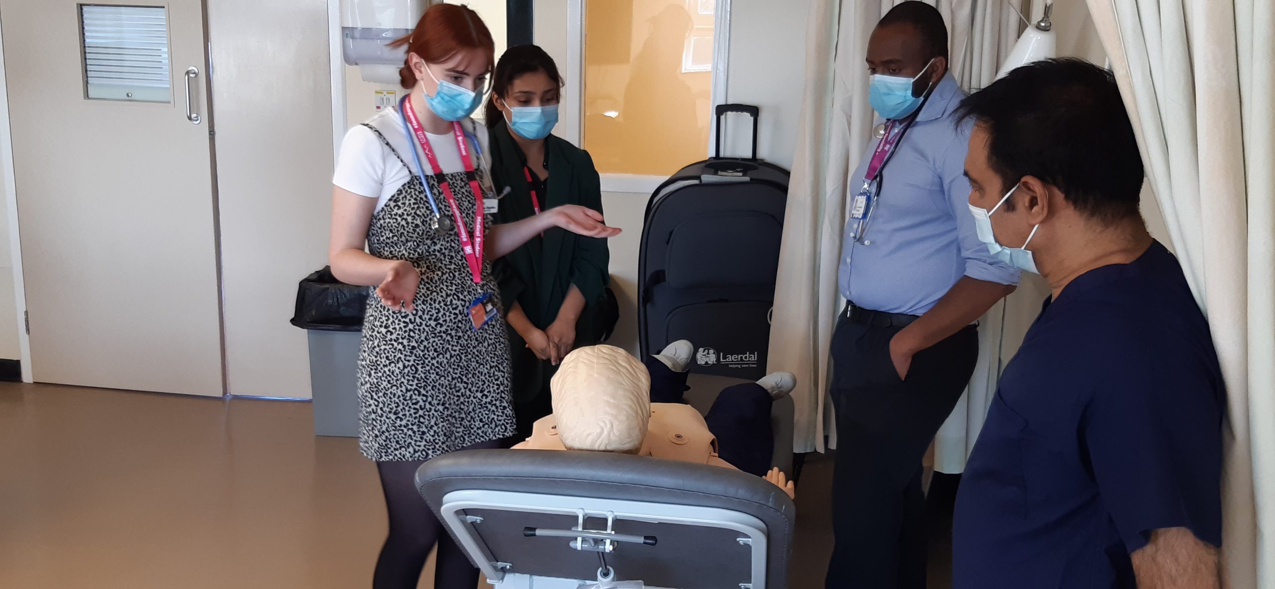 Students with a simulation mannequin.