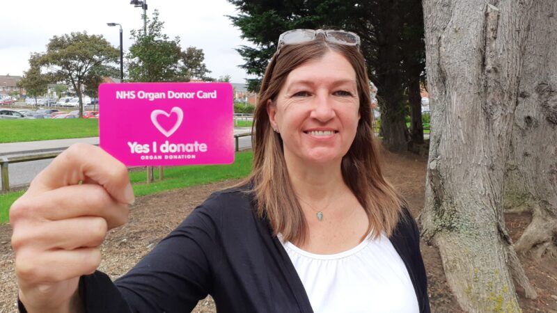 Cath Simpson holds an organ donation card.