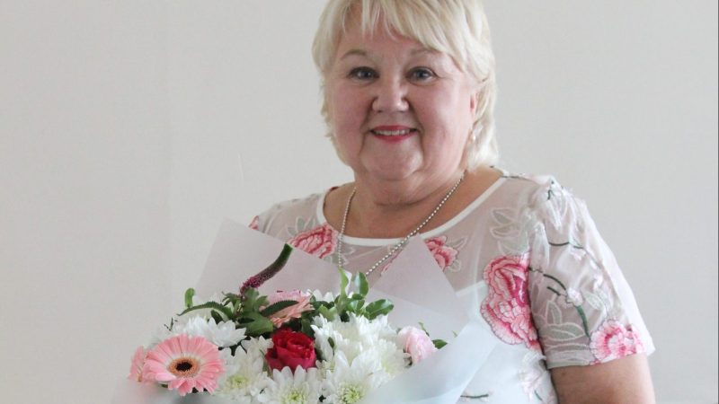 Lynn holds a bouquet of flowers.